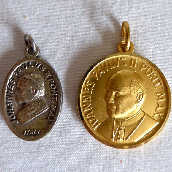 VINTAGE NEW POPE JOHN PAUL II VATICAN HOLY MEDALLION MEDAL CHARM LOT - Picture 1 of 12